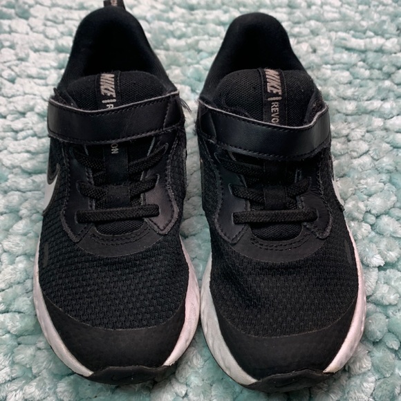 Nike Revolution Black & White Athletic Training Running Sneakers Girls Boys Run - Picture 3 of 16